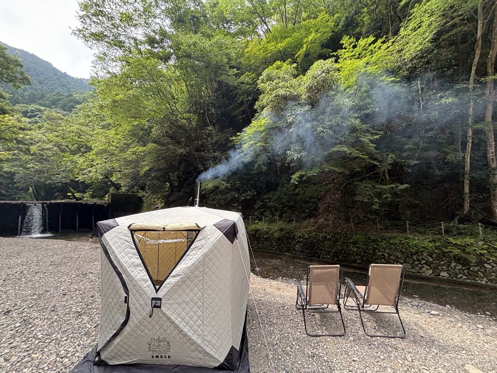 川辺に設営したテントサウナと外気浴チェア