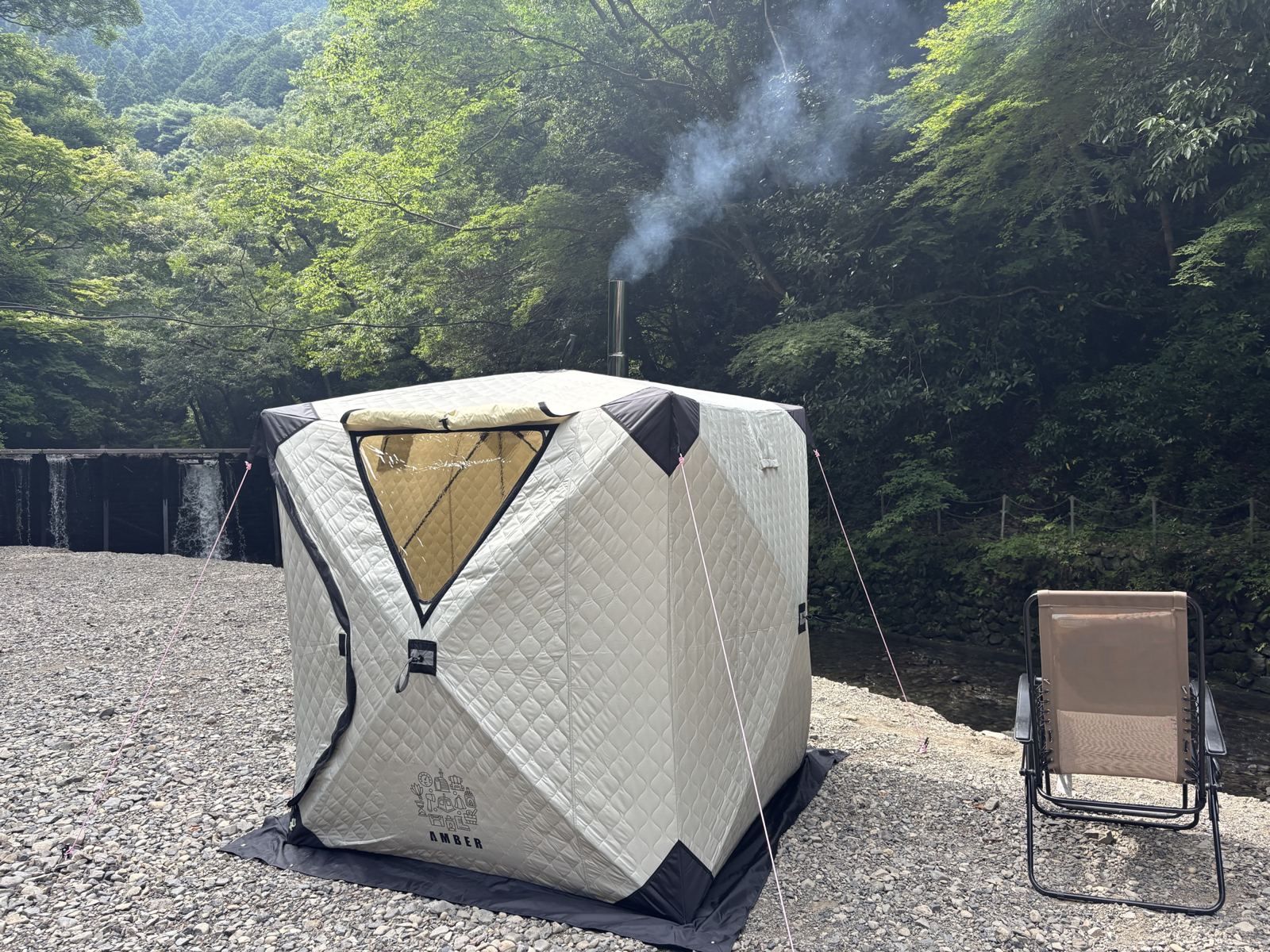 川辺に設営したAMBERテントサウナと外気浴チェア
